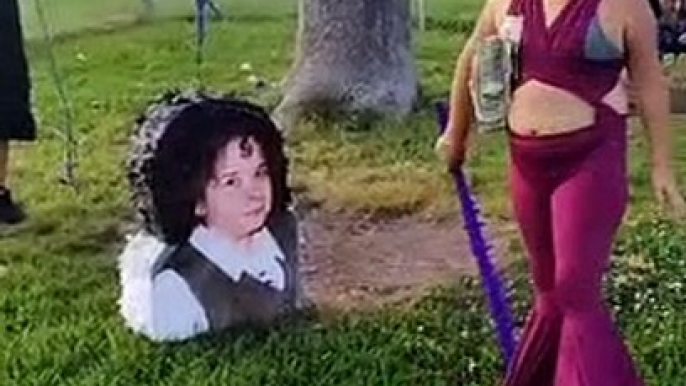 Niña festeja su cumpleaños con temática de Selena y rompe piñata de Yolanda Saldívar