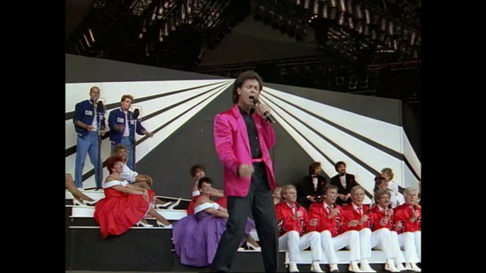 Rock Medley:BOOK OF LOVE/BLUE MOON/DO YOU WANNA DANCE/CHANTILLY LACE/AT THE HOP by Cliff Richard - live perfrmance 1989