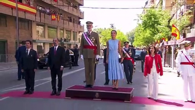 La reina Letizia deslumbra con su vestido de lunares en el Día de las Fuerzas Armadas