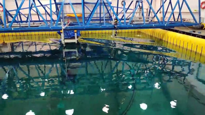 Il filme une onde stationnaire dans une piscine à vagues... impressionnant