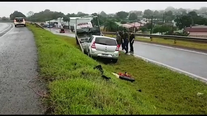 Após perder controle da direção, motorista sai da pista e quase capota carro às margens da PRc-467