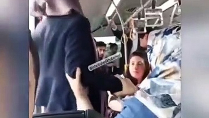 Metrobüsteki kadın bir anda ayağa kalkarak bağırmaya başladı:  "Recep Tayyip Erdoğan, Recep Tayyip Erdoğan..."