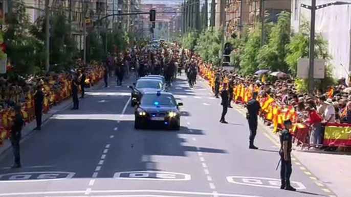 Vítores y aplausos a los Reyes a su llegada para presidir el Día de las Fuerzas Armadas