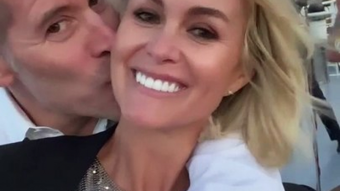 Laeticia Hallyday et Jalil Lespert devant la Tour Eiffel, à Paris. Instagram, juin 2022.