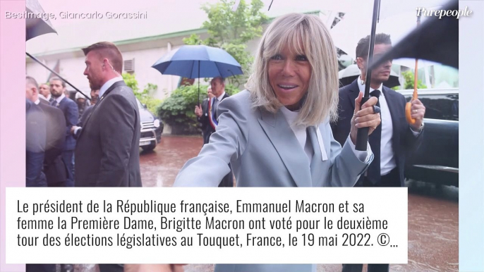 Brigitte Macron très chic en tailleur gris perle pour aller voter avec Emmanuel sous la pluie !