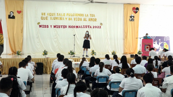 Celebran a los docentes normalistas en su día