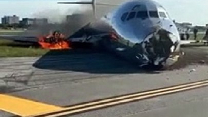 Regardez les images spectaculaires d'un avion de la compagnie Red Air, avec 126 personnes à bord, qui a pris feu lors de son atterrissage sur la piste de l’aéroport international de Miami