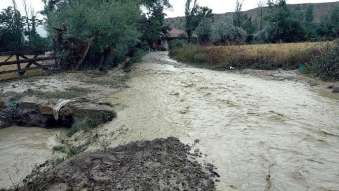 Osmancık'ta dere yatağı taştı, 5 ev tedbir amaçlı boşaltıldı