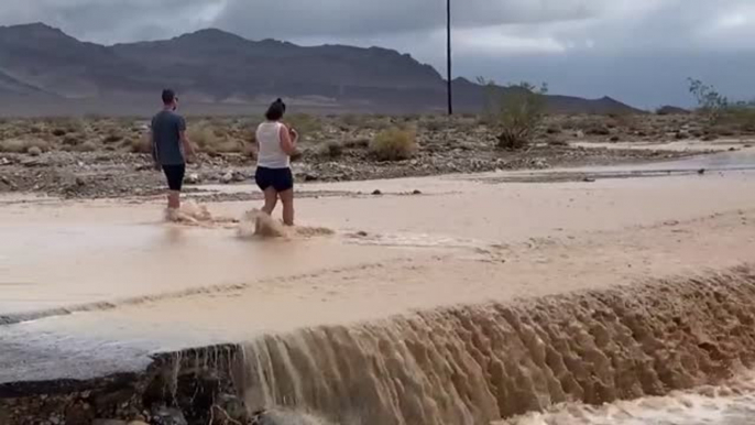 Una inusual riada en el valle de la Muerte de California deja aisladas a más de mil personas