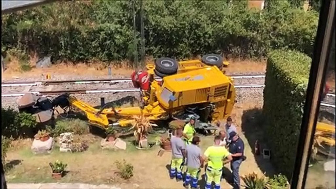 Rapolano Terme: carro ferroviario si rovescia durante lavori sui binari, due feriti
