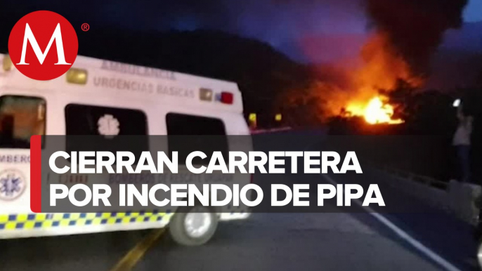 Una pipa con 10 mil litros de gasolina vuelca en la autopista Siglo XXI, Michoacán