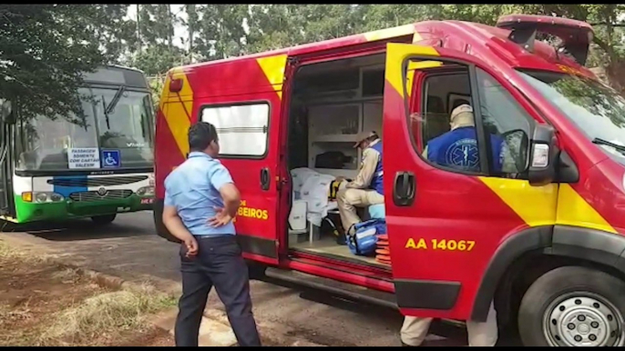 Mulher passa mal dentro de ônibus coletivo, sofre queda e precisa ser socorrida pelo Siate