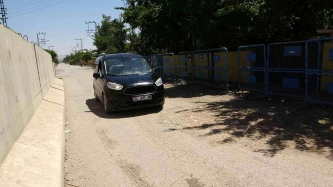 Gevaş İlçe Emniyet Amirliği önündeki yol 6 yıl aradan sonra tekrar ulaşıma açıldı