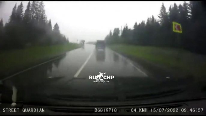 Ces 2 conducteurs évitent la remorque d'un camion parti en aquaplaning... Réflexe incroyable