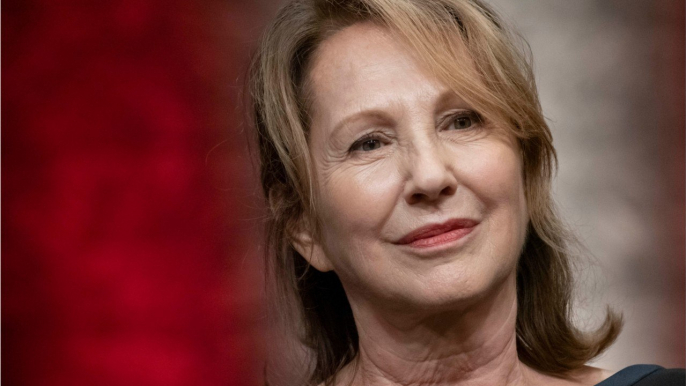 VOICI : Nathalie Baye nostalgique : elle partage une photo avec Johnny Hallyday et Laura Smet