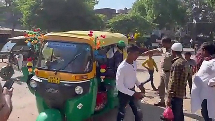 27 personnes dans un tuk-tuk