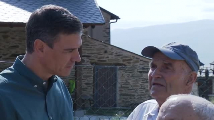 El presidente del Gobierno visita la comarca de Valedeorras en Orense, la más castigada por los incendios de toda Galicia