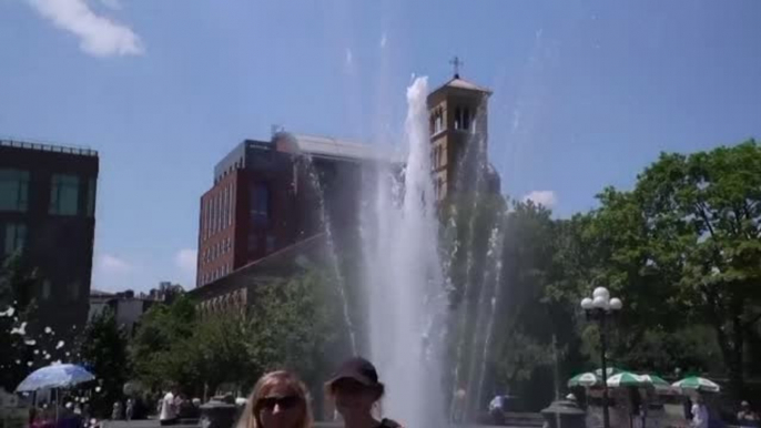 Los neoyorquinos se refrescan en las fuentes públicas durante la ola de calor extremo en Estados Unidos