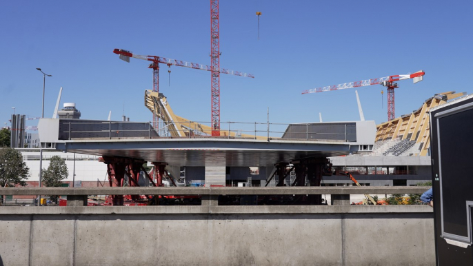 L’impressionnante installation de la passerelle olympique au-dessus de l’A1 à Saint-Denis