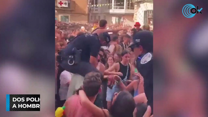 Dos policías de Alaior (Menorca) son grabados bailando a hombros durante las fiestas del pueblo