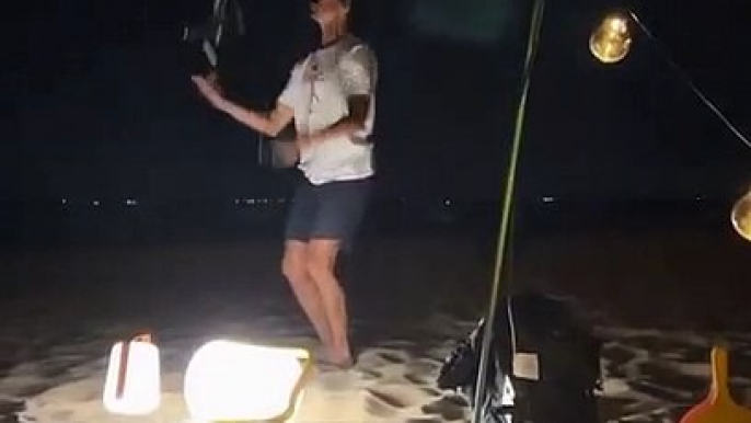 Laure Manaudou et Jérémy Frérot passent la soirée avec des amis à la plage