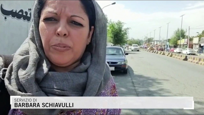 La paura per le strade di Kabul: "I talebani usano le armi per ridurre le donne al silenzio"