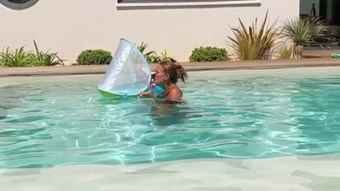 Vitaa en vacances. Tendres moments avec sa fille Noa à la piscine. Août 2022.