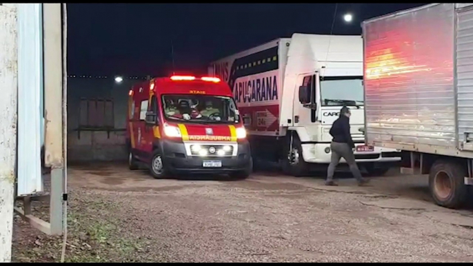 Idoso sofre queda de dois metros em transportadora e precisa ser socorrido pelo Corpo de Bombeiros