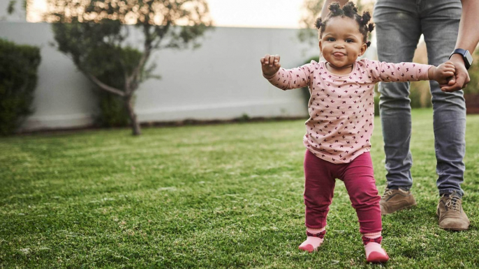 Sicher Laufen lernen: Tipps und Tricks für Babys erste Schritte