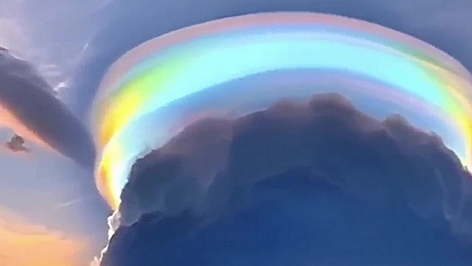 Un énorme nuage arc-en-ciel