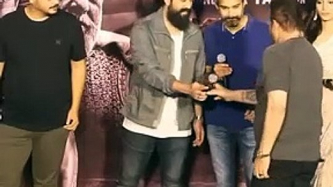 Kgf rocking star Yash and Sanjay Dutt with Srinidhi Shetty on the stage/मंच पर श्रीनिधि शेट्टी के साथ केजीएफ रॉकिंग स्टार यश और संजय दत्त/نجم الروك Kgf ياش وسانجاي دوت مع سرينيدهي شيتي على المسرح