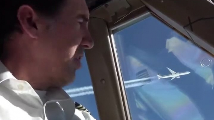 Ce pilote d'avion fait un AirDrop en plein vol avec le pilote d'un autre avion