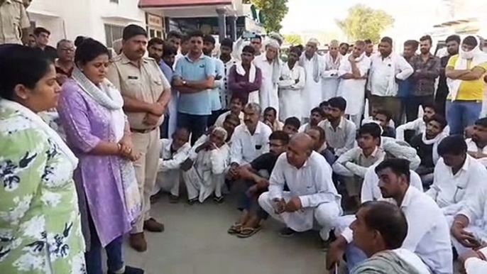 Angry relatives on dharna due to non-arrest of dowry murder accused, denial of post-mortem of dead body