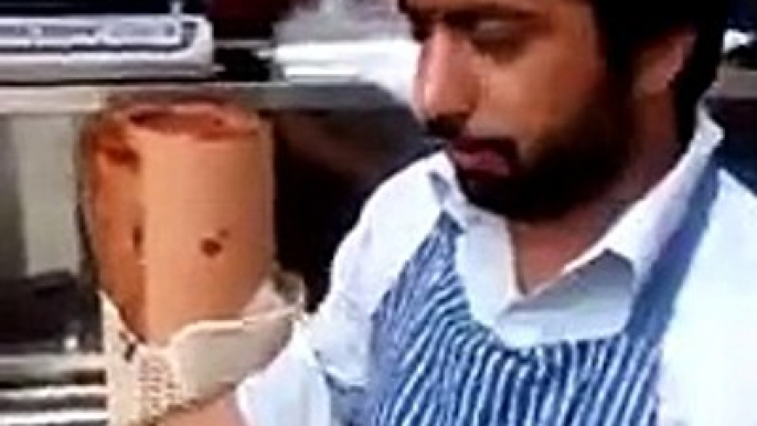 Halwa_Puri_Aur_Chanay_Street_food_of_Karachi_Pakistan(240p)