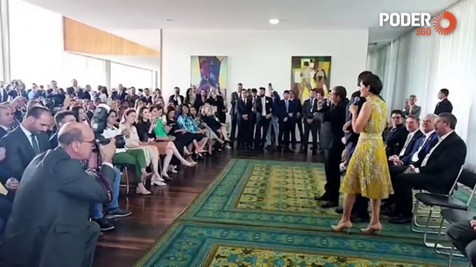 Michelle pede perdão pelos palavrões de Bolsonaro