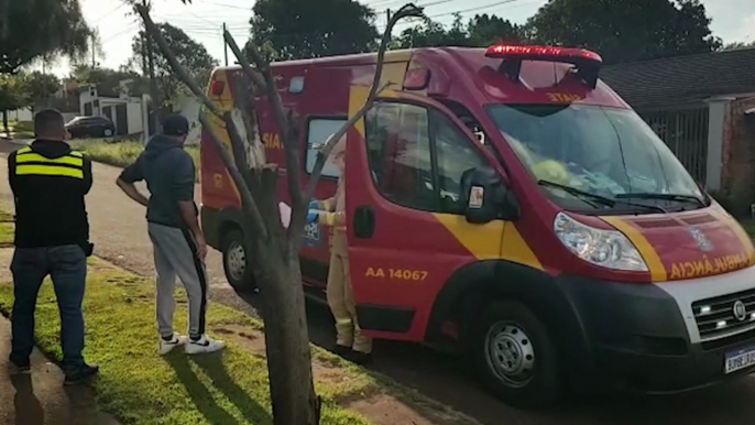 Mulher sofre suspeita de fratura em acidente entre duas motocicletas no Bairro Floresta