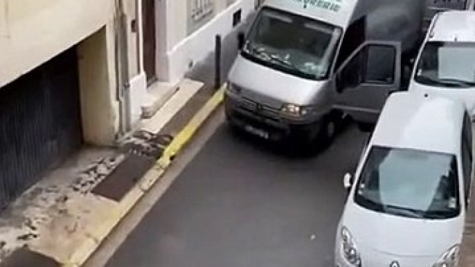 Ils tentent de voler une moto garée dans la rue à l'aide d'une camionnette à Marseille