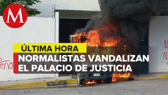 Normalistas incendian camines y vandalizan Palacio de Justicia de Iguala, Guerrero