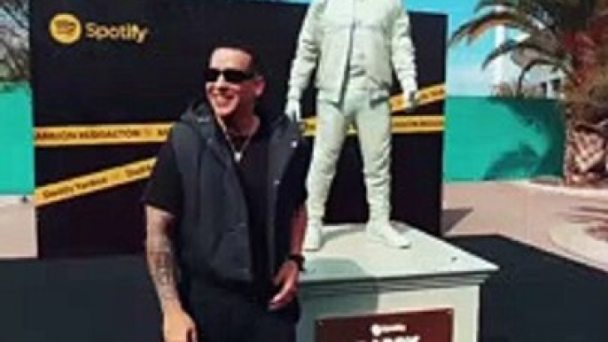 Daddy Yankee emocionado tras recibir una escultura de sí mismo: "Muy agradecido de Chile"