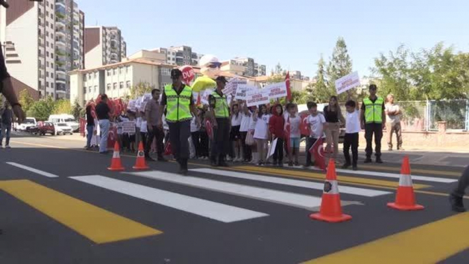 DİYARBAKIR - "Yayalara öncelik duruşu, hayata saygı duruşu" etkinliği