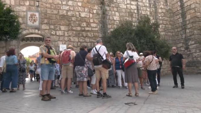 Botas, sandalias, tops y chaquetas: cómo vestirse para el veranillo de San Miguel con máximas de 35 grados