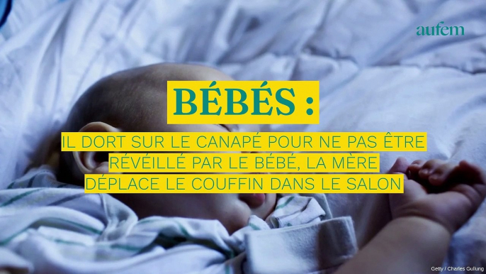 Il dort sur le canapé pour ne pas être réveillé par le bébé, la mère déplace le couffin dans le salon