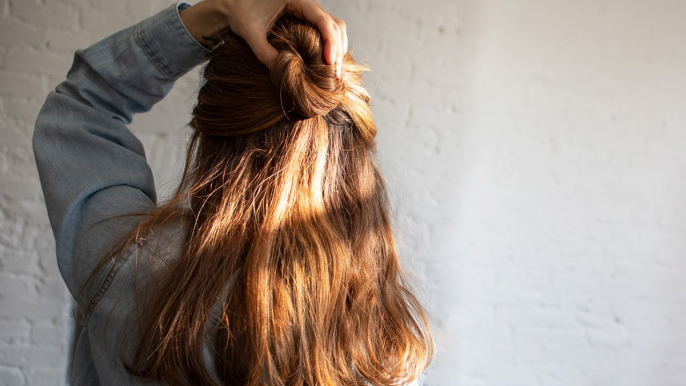 Frisuren für fettige Haare: So kannst du fettiges Haar perfekt kaschieren