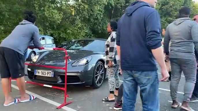 2 Porsche pensent couper la file pour faire le plein... mauvaise idée