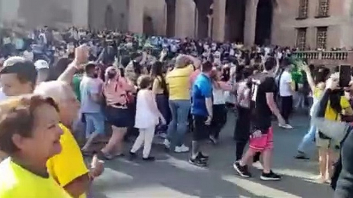 Bolsonaristas encurralam jovem vestindo camiseta vermelha na Basílica Nossa Senhora Aparecida