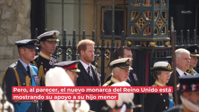 ¿Lo notaste? Una foto de Harry y Meghan se cuela en reunión del rey Carlos III