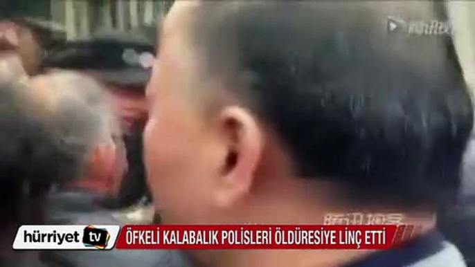 Öfkeli kalabalık polisleri öldüresiye dövdü