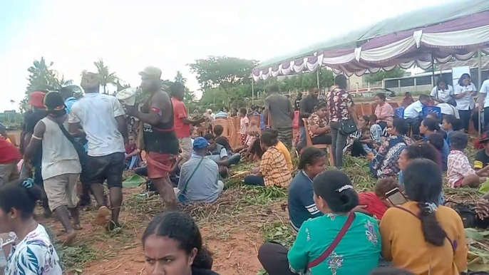 Tradisi Adat Bakar Batu Khas Papua Dan Makan Bersama Di Sorong, Papua Barat