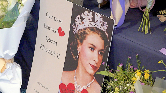 People Pay Respects to Late Monarch at British Office in Taipei - TaiwanPlus News