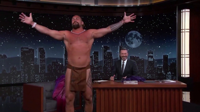 Découvrez pourquoi l'acteur Jason Momoa s'est mis nu cette semaine à la télé américaine sur le plateau du Late Show de Jimmy Kimmel